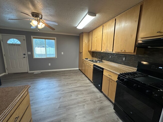 Photo - Cute and Cozy 2 Bed, 1.5 Bath Townhome in the Meadows!
