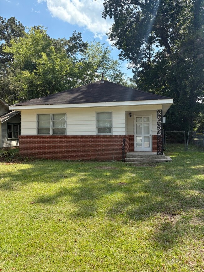 Building Photo - 2020 E 3rd St Rental