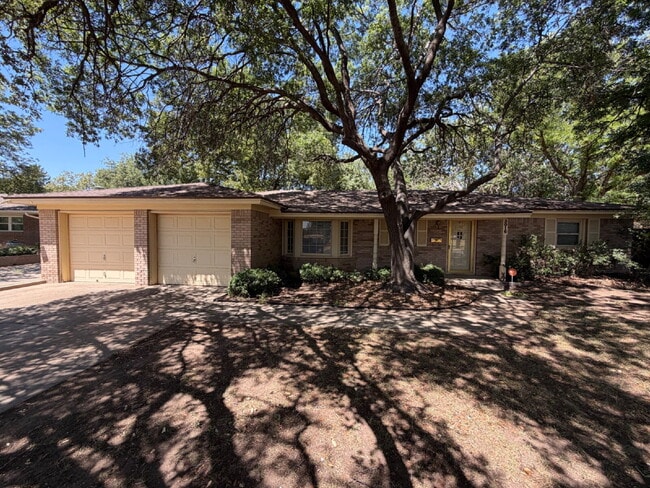 Building Photo - Spacious Home Across the Street from Leftwich Park & Next Block From The Elementary!