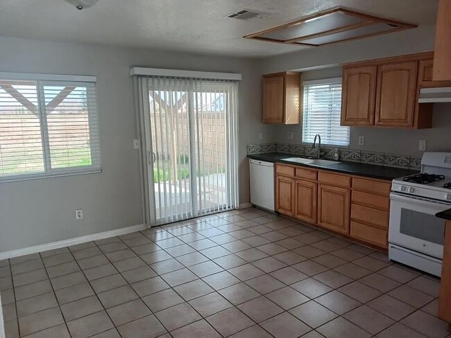 Photo - 545 E Ave J 9