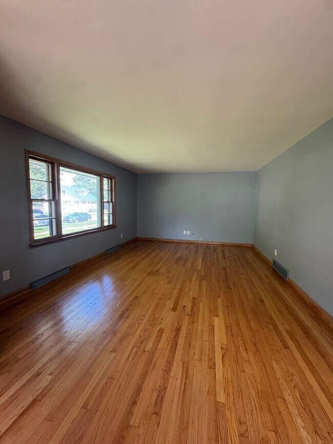 Photo - 3 bedroom, 2 bathrooms, 2 car garage-Ranch...