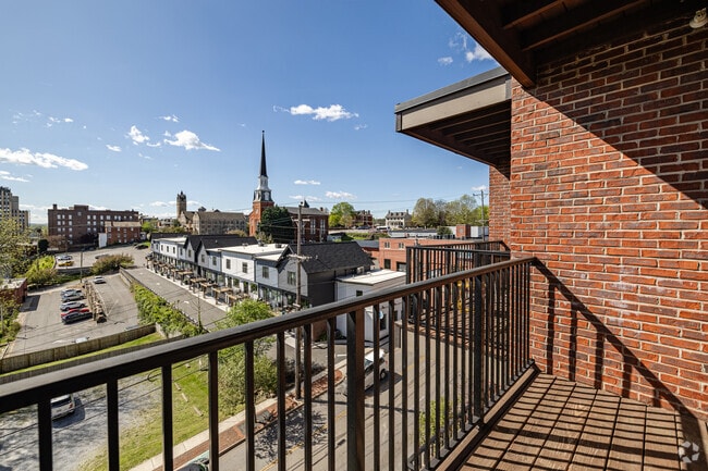 2BR, 2BA - 1,000SF - Balcony