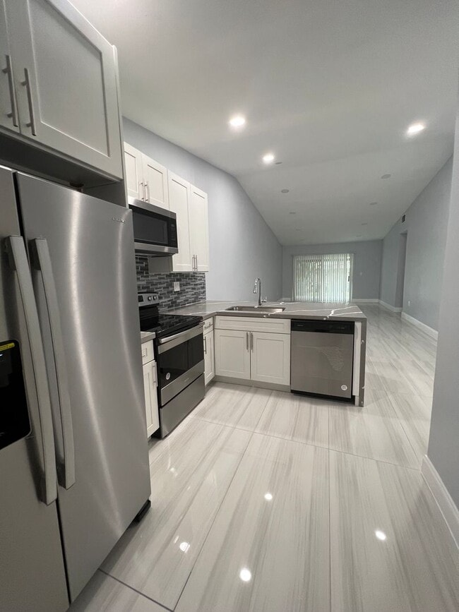 Corner Townehome 3Bed /2Bath - Corner Townehome 3Bed /2Bath