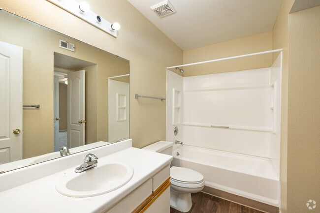 2BR, 2BA - 1,128SF - Second Bathroom