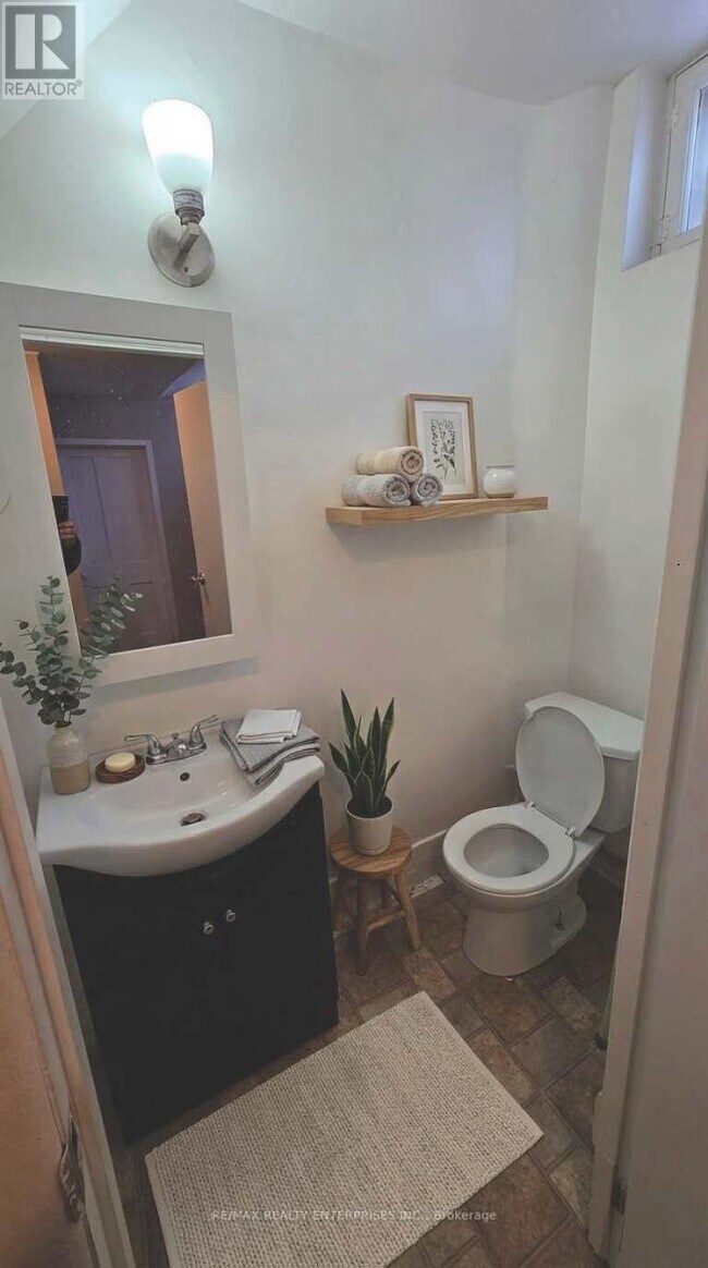 Photo - 142 Emerald St S