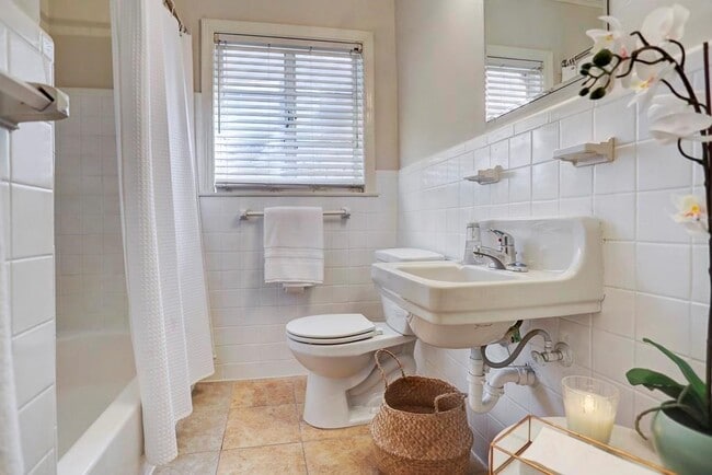 Photo - 2535 Shakespeare St Unit 4