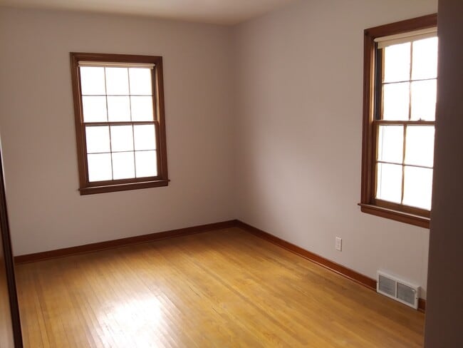 Photo - 105 S Lindberg Ave