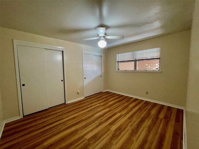Building Photo - 3420 Mt Vernon St Unit 8