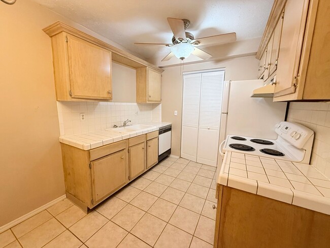Photo - 401 E Locust St Unit B