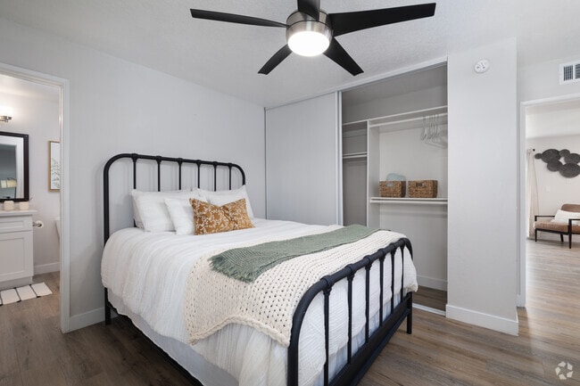 2BR, 2BA - 866SF - Primary Bedroom