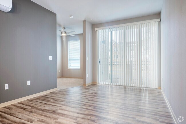 STUDIO, 1BA - 554SF - Living Room