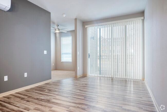 STUDIO, 1BA - 554SF - Living Room - Watts Hill Apartments