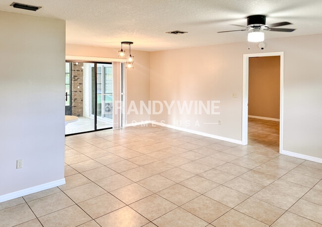 Photo - 817 Hemlock Terrace