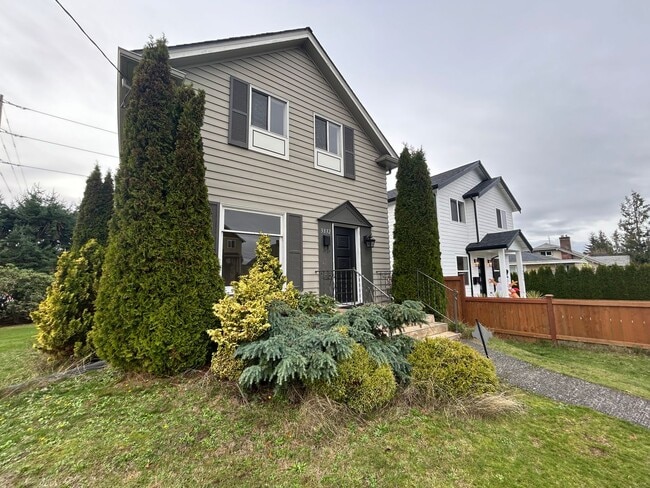 Building Photo - Great 3 bedroom 1.75 bath House in Tacoma with large backyard!