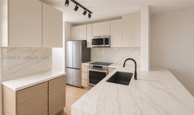 Building Photo - 6821 SW 44th St Unit 101