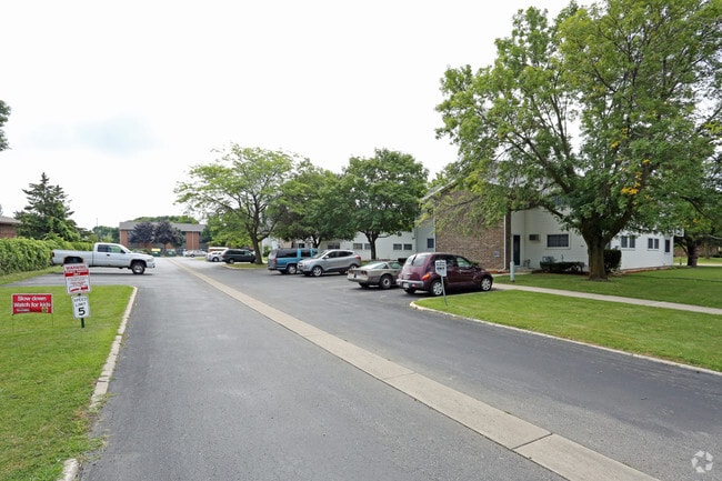 Photo - Fon Du lac Terrace Apts