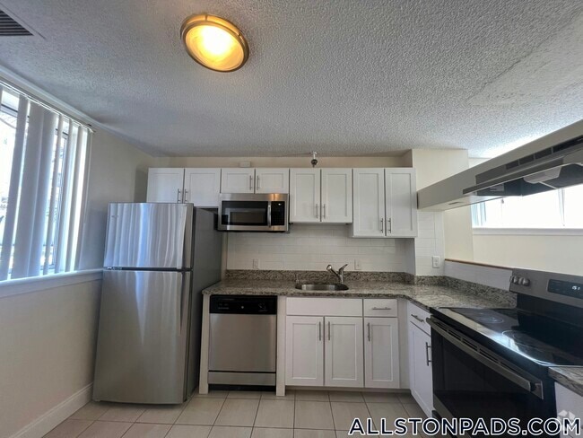 Building Photo - 150 N Beacon St Rental