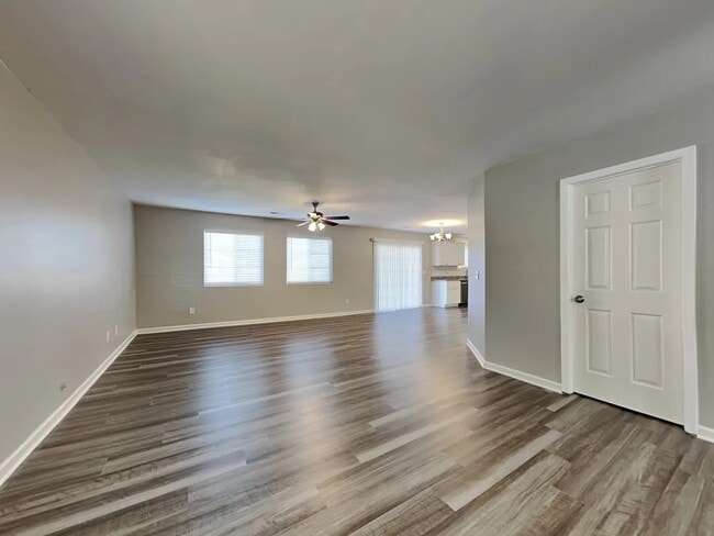 Photo - 802 Brantford Dr