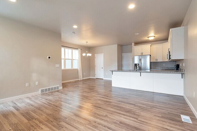 Photo - 3 Bed 2.5 Bath Townhome in Bluffdale