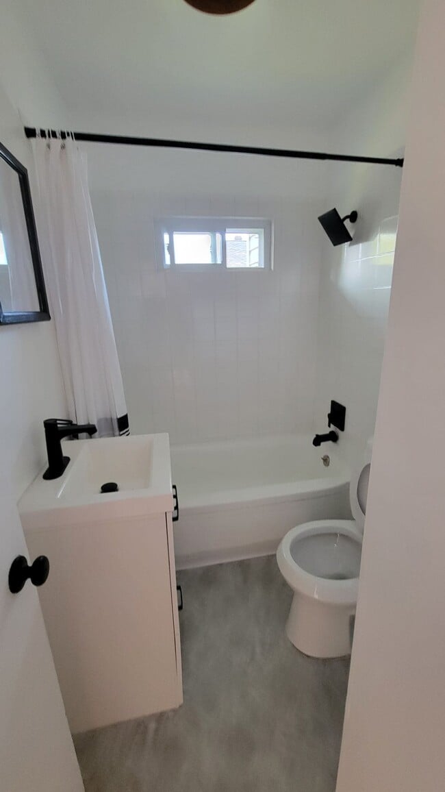Photo - 1276 W 89th St Unidad 1274 w 89th st floor 2