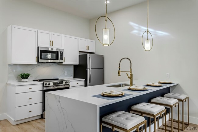 Photo - 1104 Main St