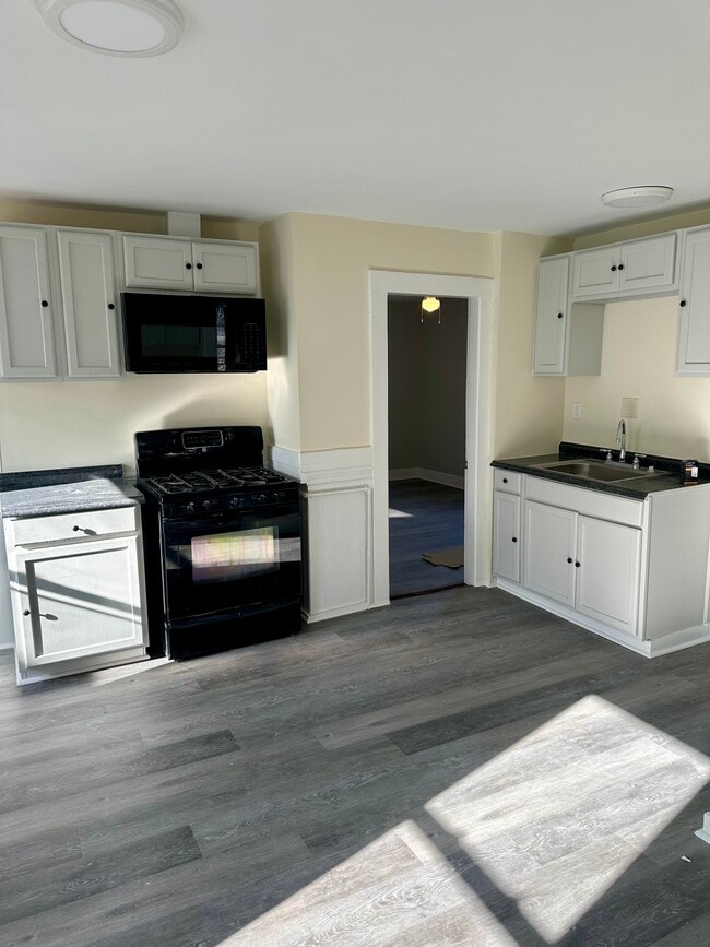 Building Photo - 39 N Spring St Unit 2nd and 3rd floor