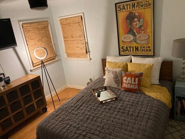 Building Photo - 1294 Boynton St Unit Upper House