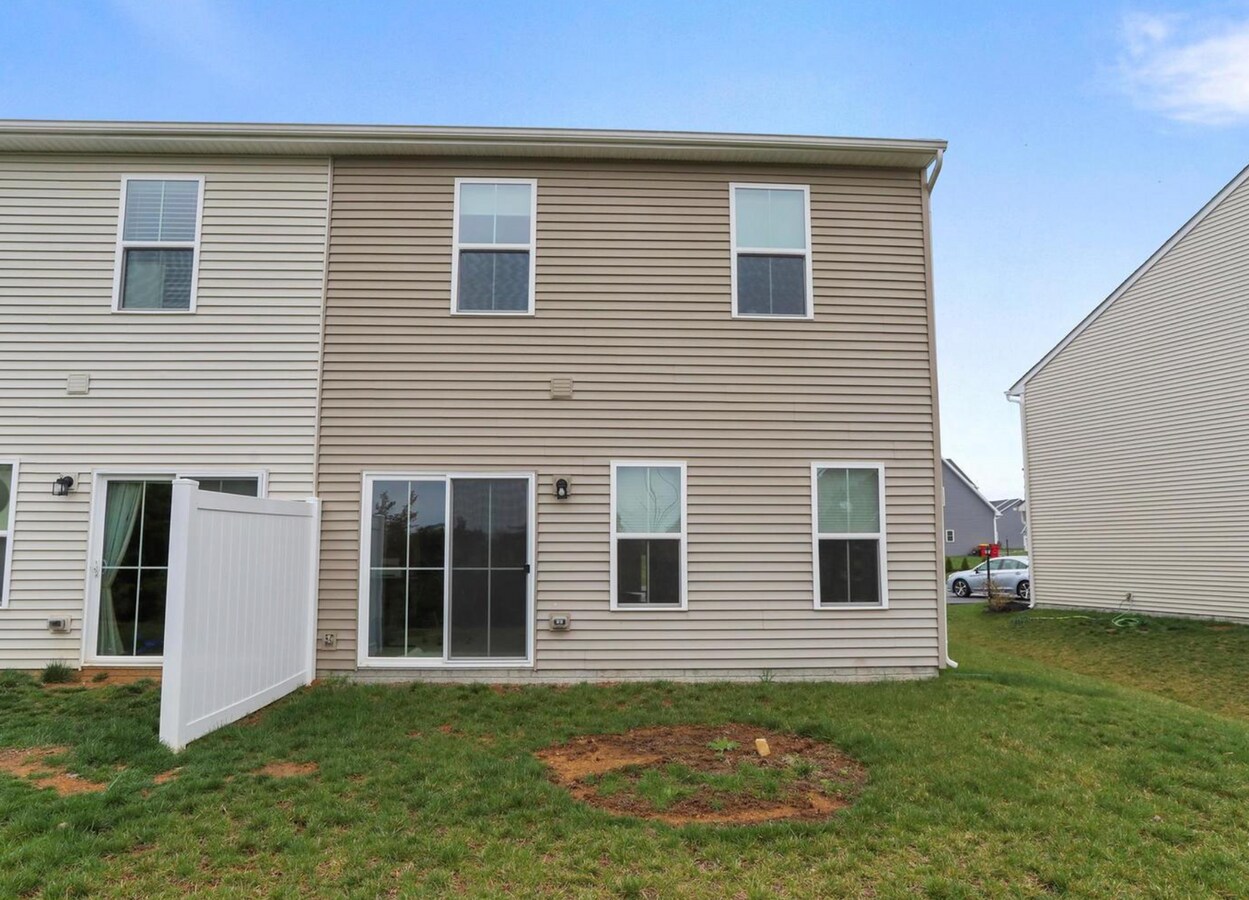 Photo - End unit 3-Bed Townhouse in Rolling Hills