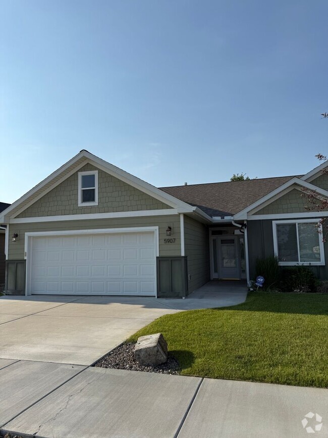 Building Photo - 2 Bedroom/ 2 Bathroom Townhome by Ben Stee...