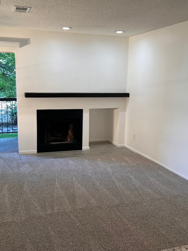 Fireplace - 2575 S Syracuse Way Unidad M103