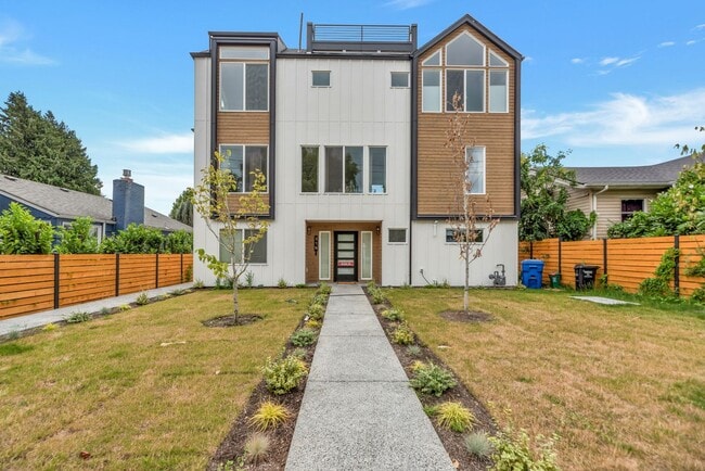Building Photo - Popular Greenwood/ Ballard area