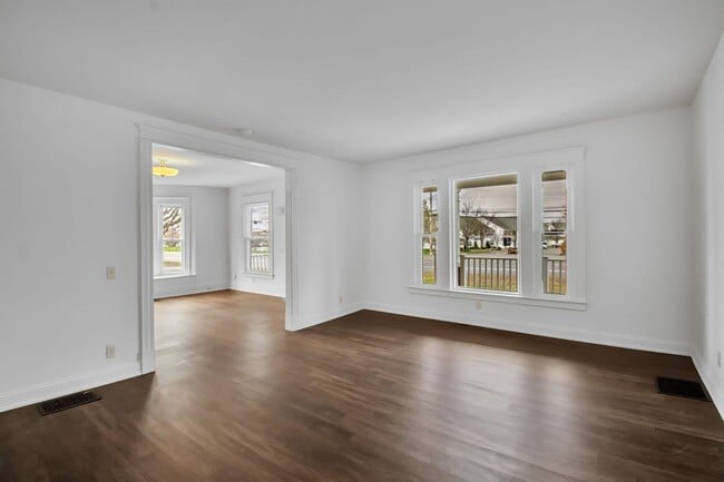 Photo - 5849 Broadway, 8