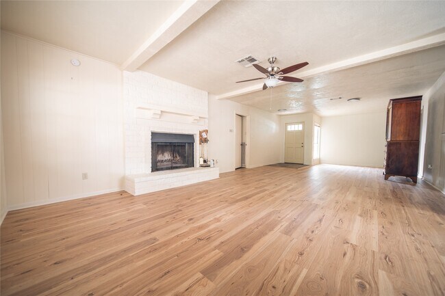 Photo - 13927 Lynnwood Ln