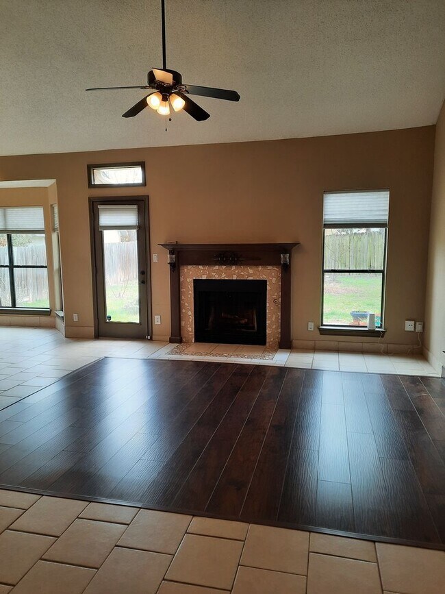 Photo - Solar-Powered Pflugerville Property - Lots... Casa