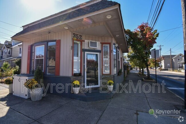 Building Photo - 352 Jefferson Ave Unit 1 Front Rental