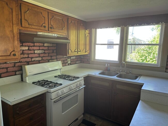 Photo - 232 Bassett Ave