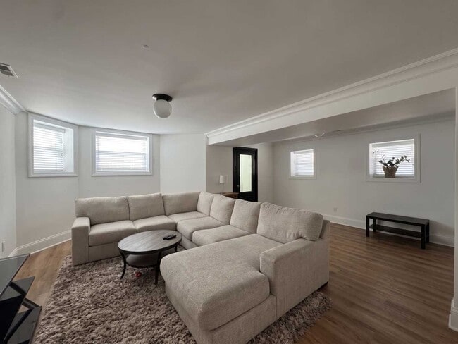 Photo - 834 W Waveland Ave Unit GDN