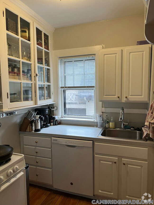 Building Photo - 11 Story St Rental