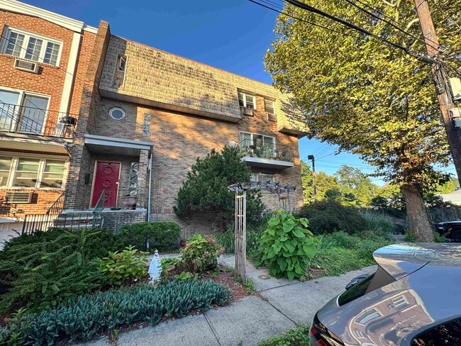 Building Photo - 33 W 56th St Unit 1