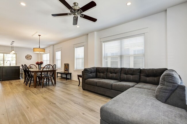 Family Room - 215 14th Ave Unit Apt A