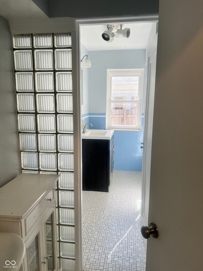 Photo - 402 W 52nd St