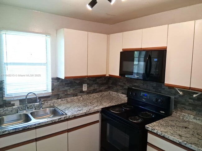 Building Photo - 4160 NW 21st St Unit 204G Rental