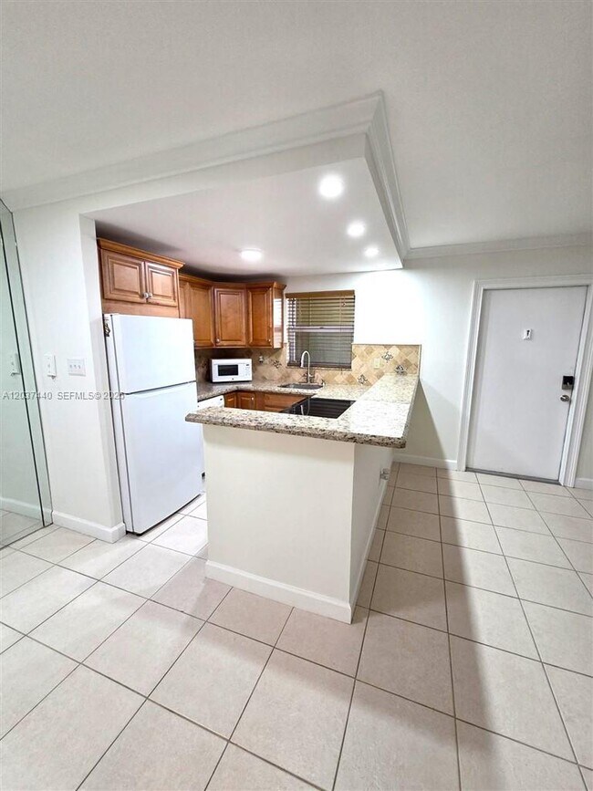 Photo - 2400 NE 10th St Unidad 104