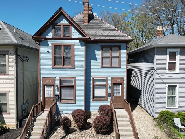 Spacious 3 bedroom duplex just off Neil Ave. blocks away from the Short North - 248 W 4th Ave Rental