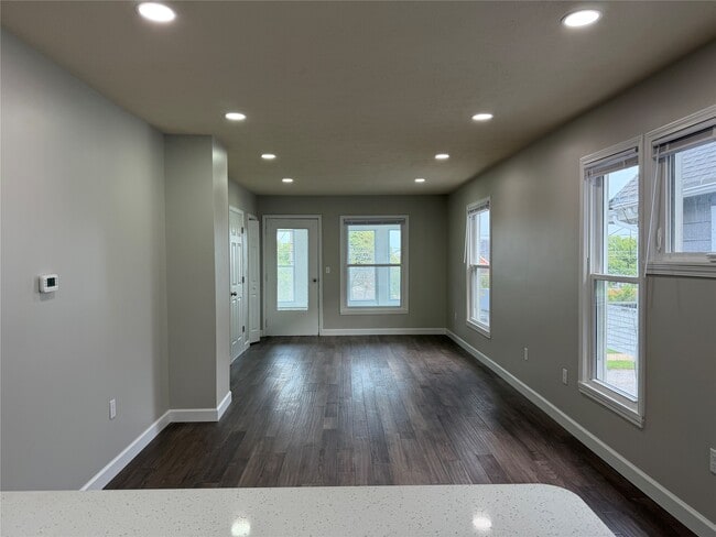 121 W 24th St