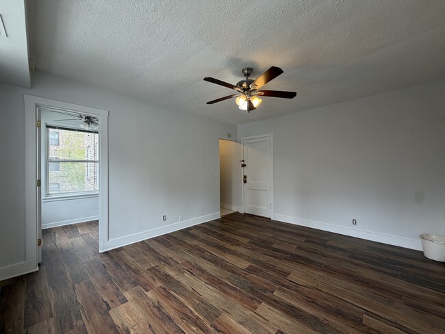 Photo - 3727 N Pine Grove Ave Unidad 408