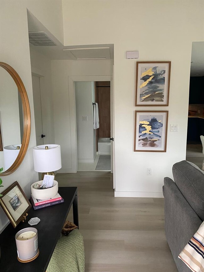 Photo - 4609 Leslie Ave