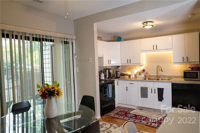 Photo - 414 W 8th St