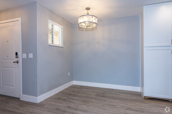 2BR, 2BA - 946SF - Dining Room