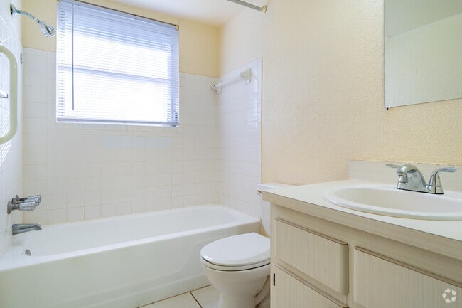2BR, 1BA - 910SF - Bathroom